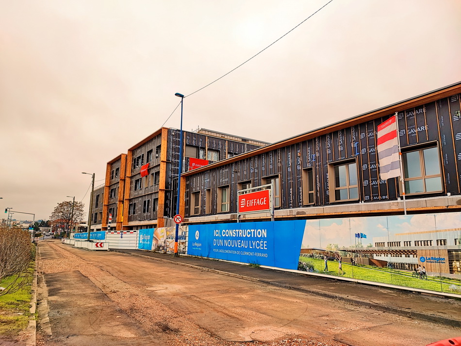Au lycée de Clermont-Ferrand, HQE, murs à ossature bois et isolation thermique en paille