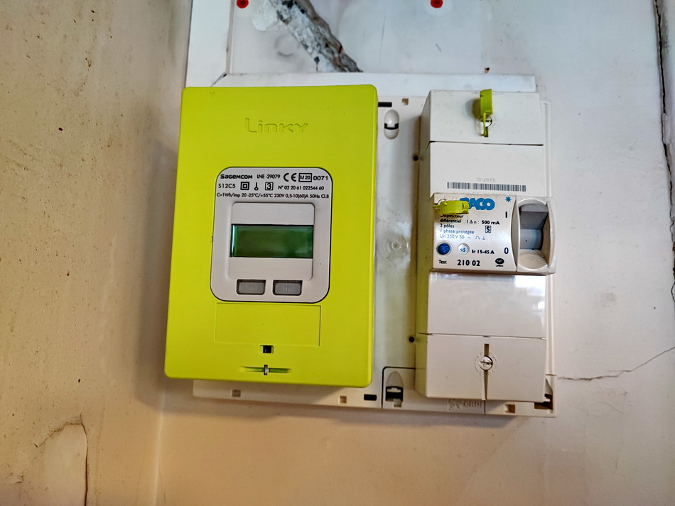 Sur votre facture électrique, le tarif bleu augmente de 4% au lieu de 44,5%