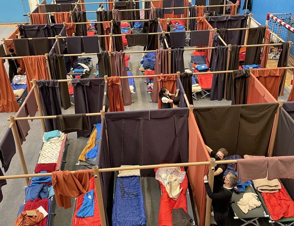 L'architecture d'urgence de Shigeru Ban, prix Pritzker 2014, mise au service des réfugiés à Paris