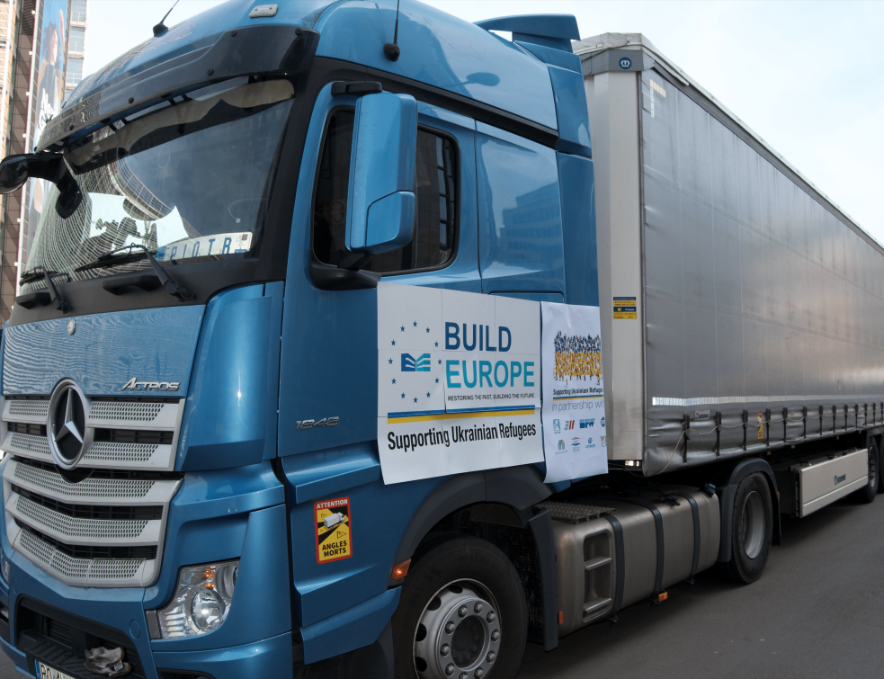 Build Europe envoie des centaines de lits en Pologne pour aider les réfugiés ukrainiens