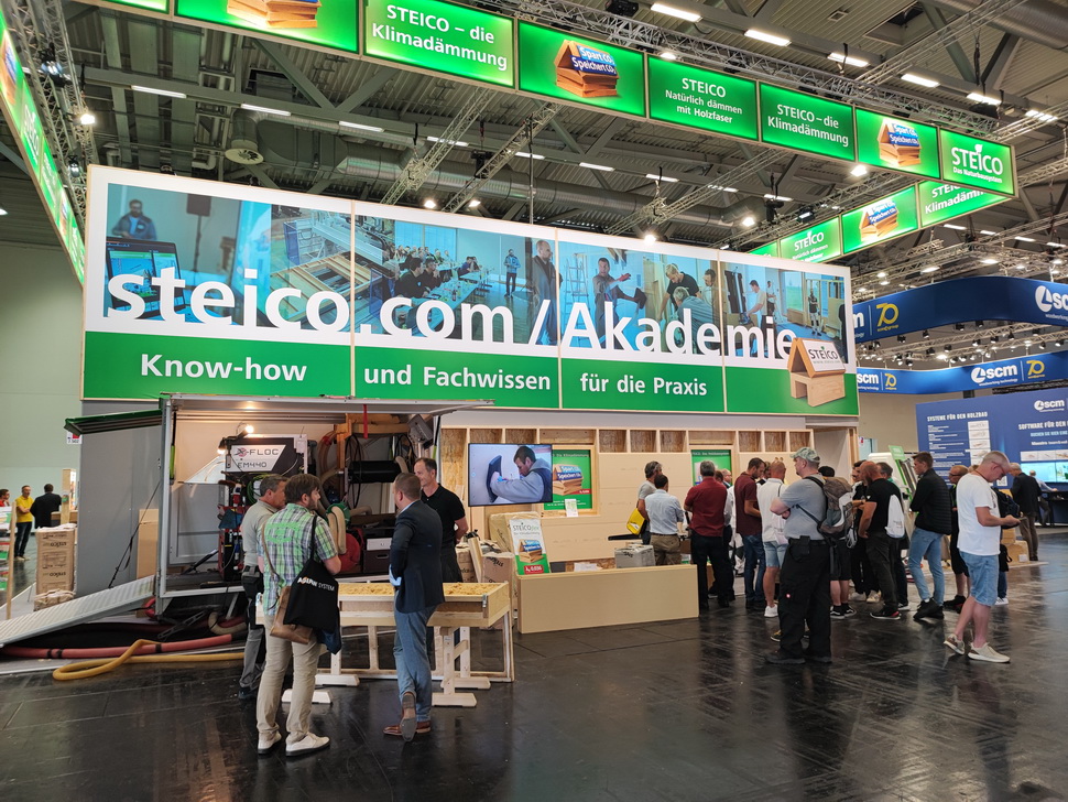 Toitures photovoltaïques et végétalisées, isolants biosourcés, outillage à Dach+Holz