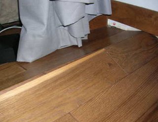 Le parquet massif et son support se soulèvent