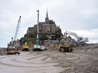 Début de la destruction de la digue du Mont-Saint-Michel