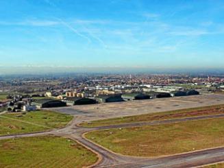 Toulouse: la base militaire transformée en studio de tournage