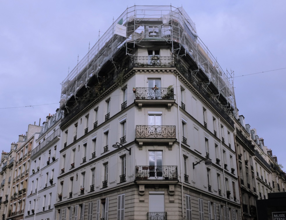 Des mains expertes pour rénover cette toiture en zinc