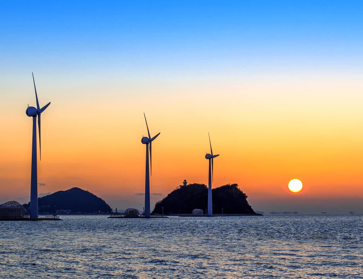 2022 : la transition bas carbone égalise les énergies fossiles en termes d'investissements