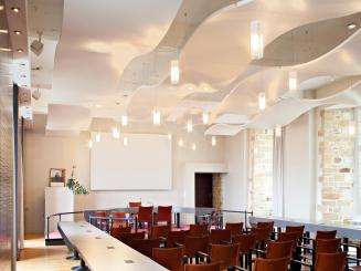 Des dalles de plafonds pour améliorer l'acoustique