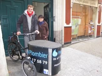 Un plombier qui se déplace à vélo