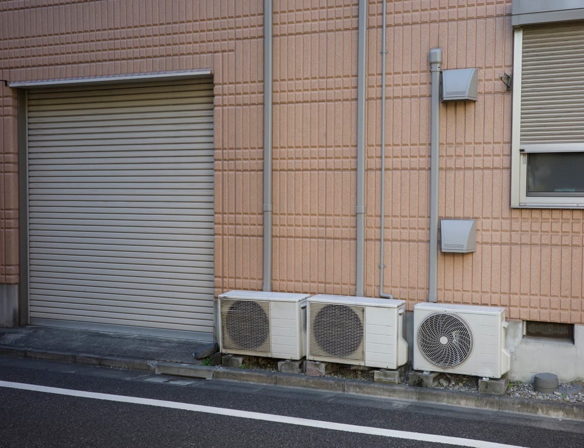 Pompes à chaleurs donnant sur une rue.
