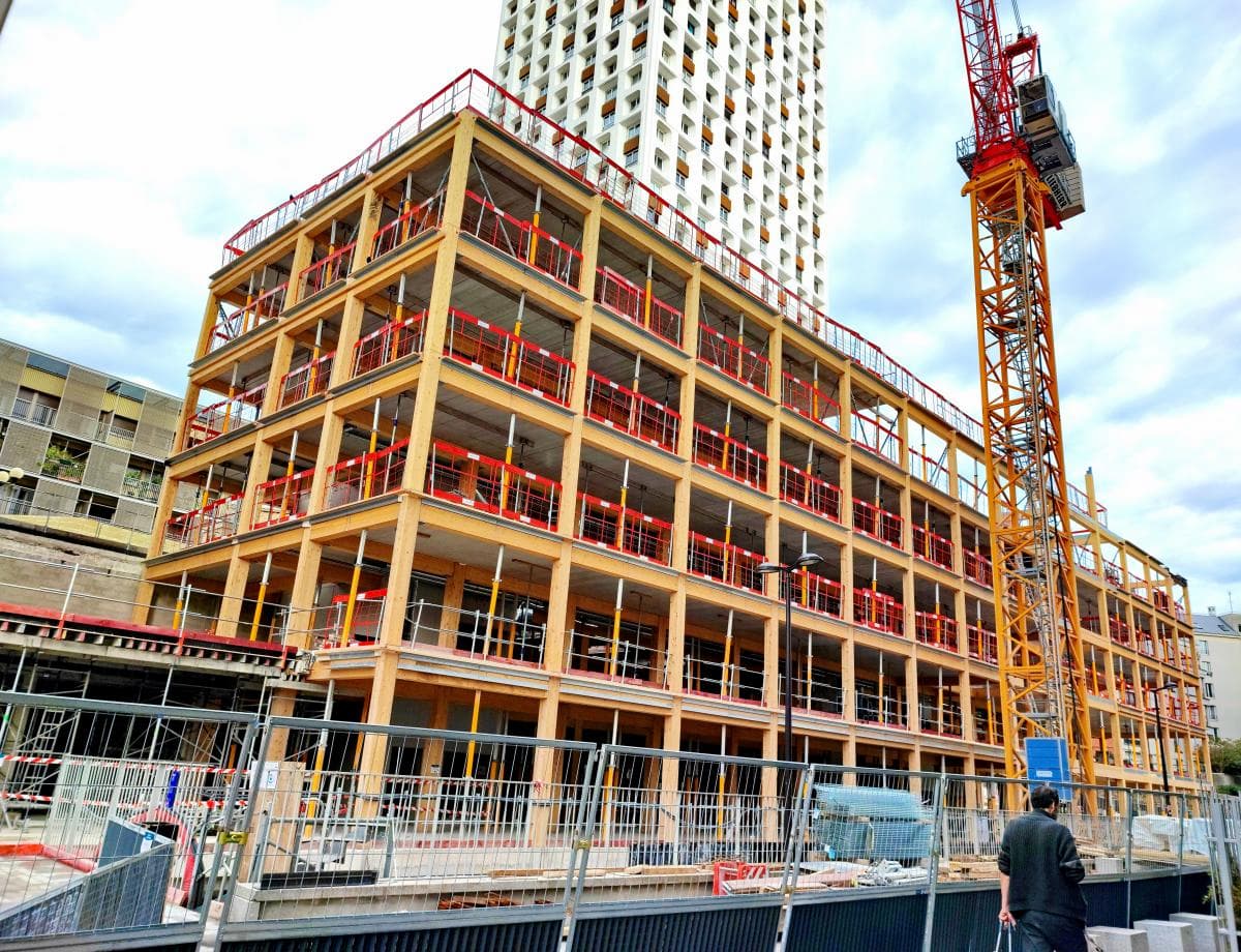 Bâtiment en poteaux et poutres bois avec dalles en béton de bois