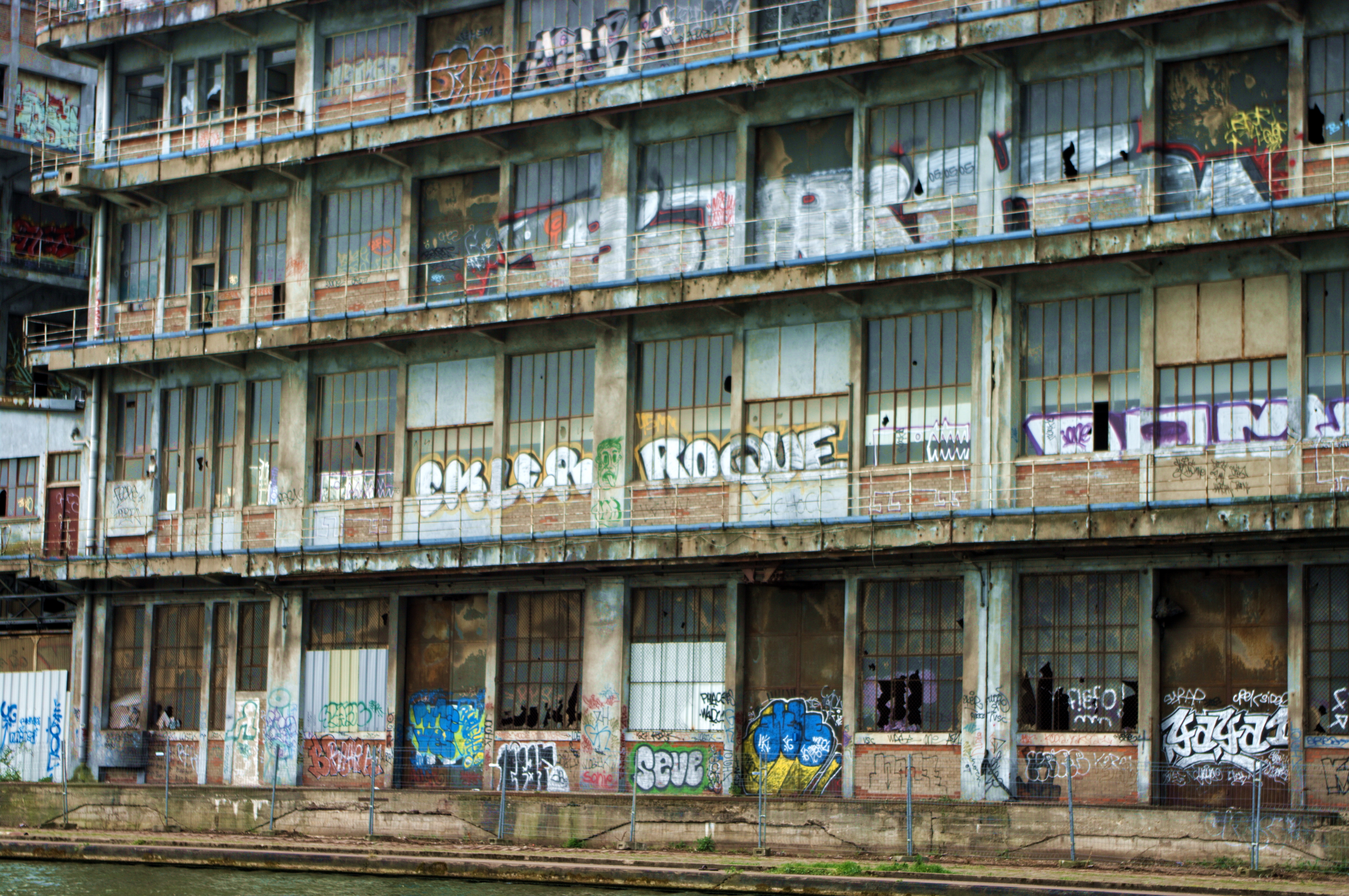 Bâtiment abandonné au bord du canal de l'Ourcq