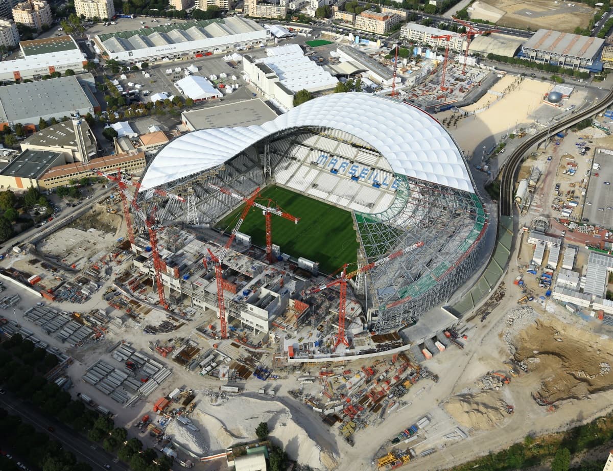 Photo du stade vélodrome de Marseilles, en cours de construction par Bouyguyes.