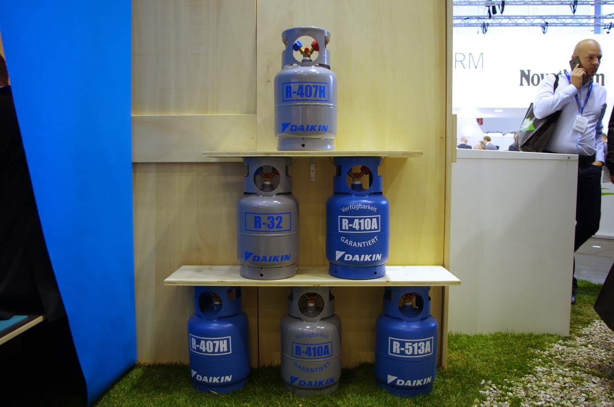 Plusieurs fluides HFC différents pour pompes à chaleur contenus dans des bouteilles spécifiques.