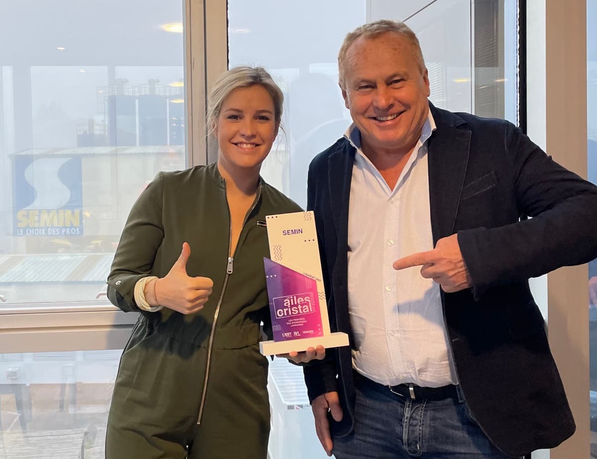 Caroline Semin et son père, Philippe Semin, tiennent un trophée en main