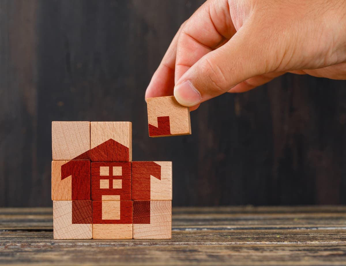 Cubes en bois représentant une maison