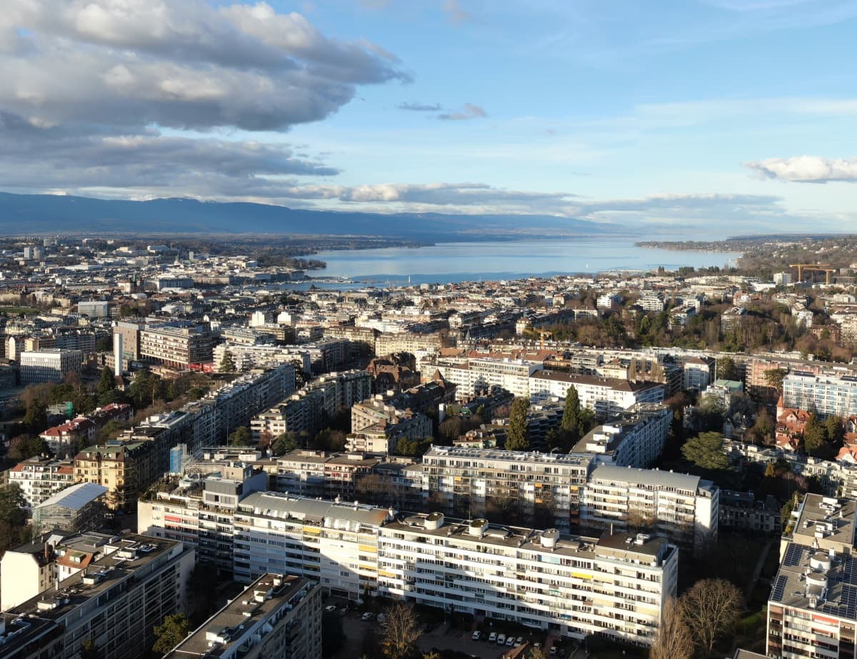 Grande ville et ses bâtiments vue du ciel
