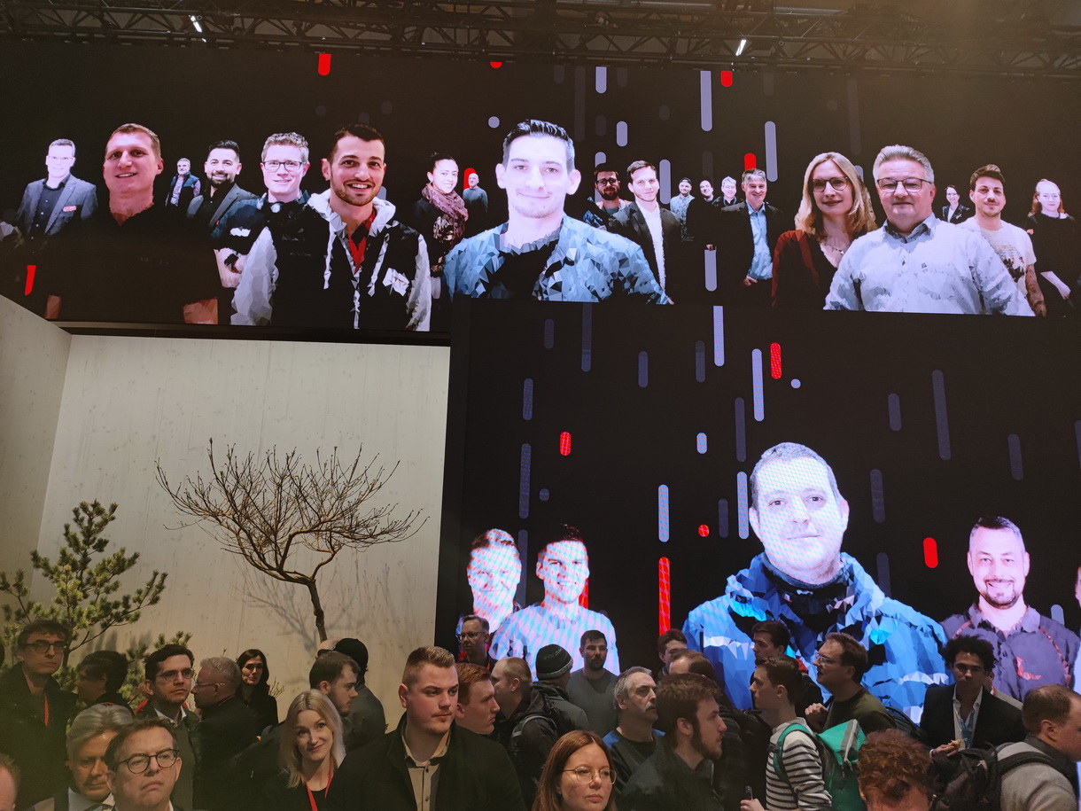 Sur le stand de Viessmann, la fresque animée du personnel de l'entreprise.