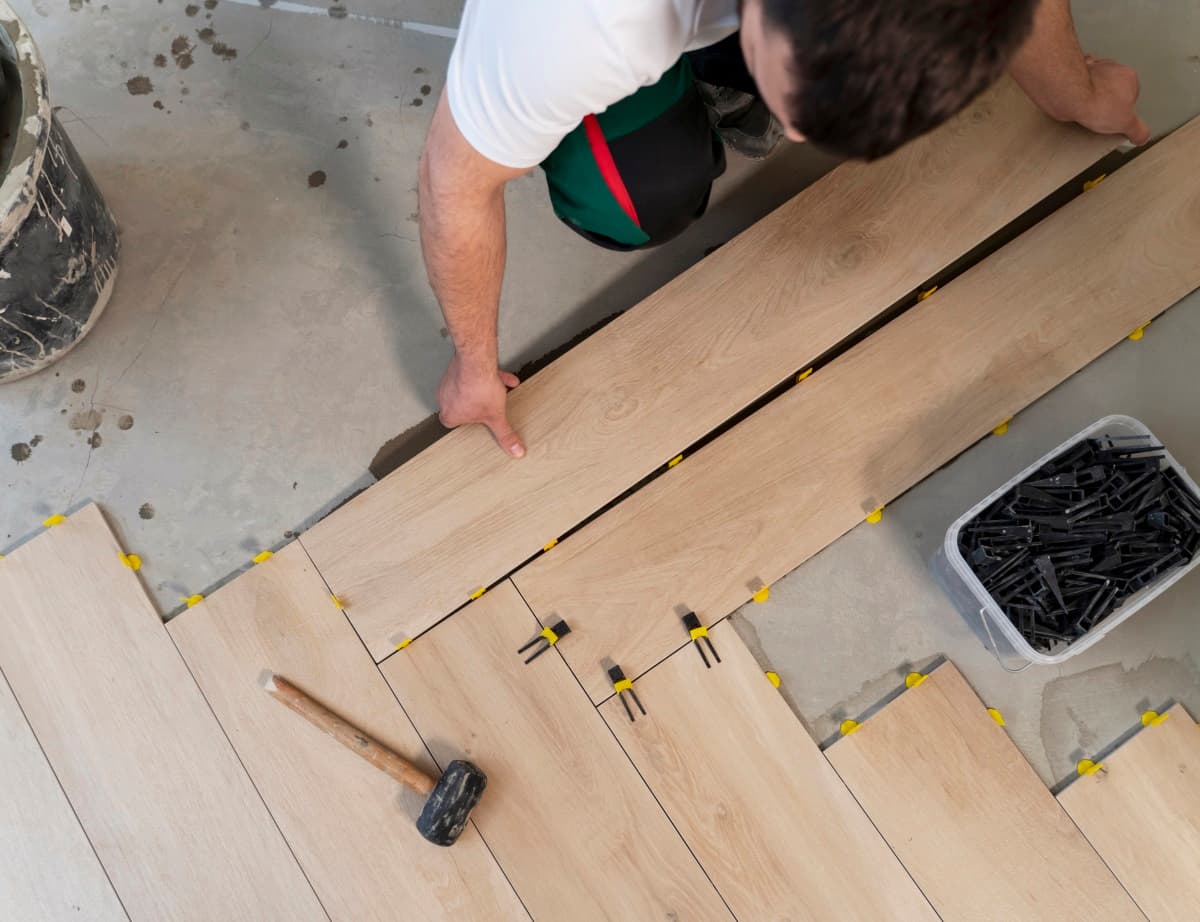 carreleur installant un plancher