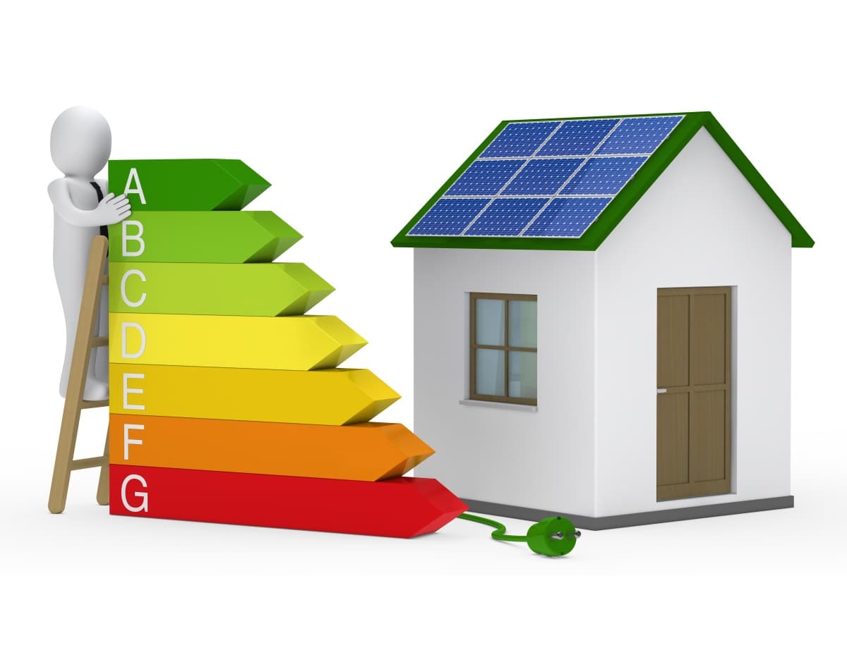 Maison avec panneaux solaires à côté d'une colonne de notation DPE