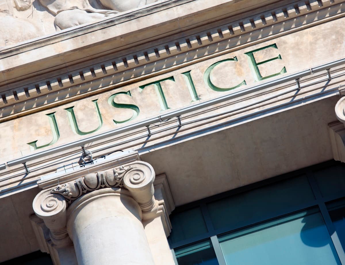 Palais de justice, gros plan sur le mot "Justice".