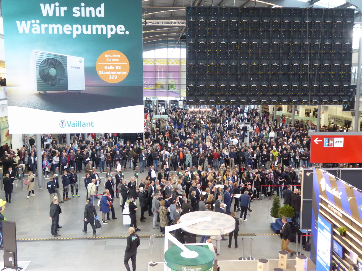 Les visiteurs se pressent à l'entrée du salon Bau, juste avant l'ouverture