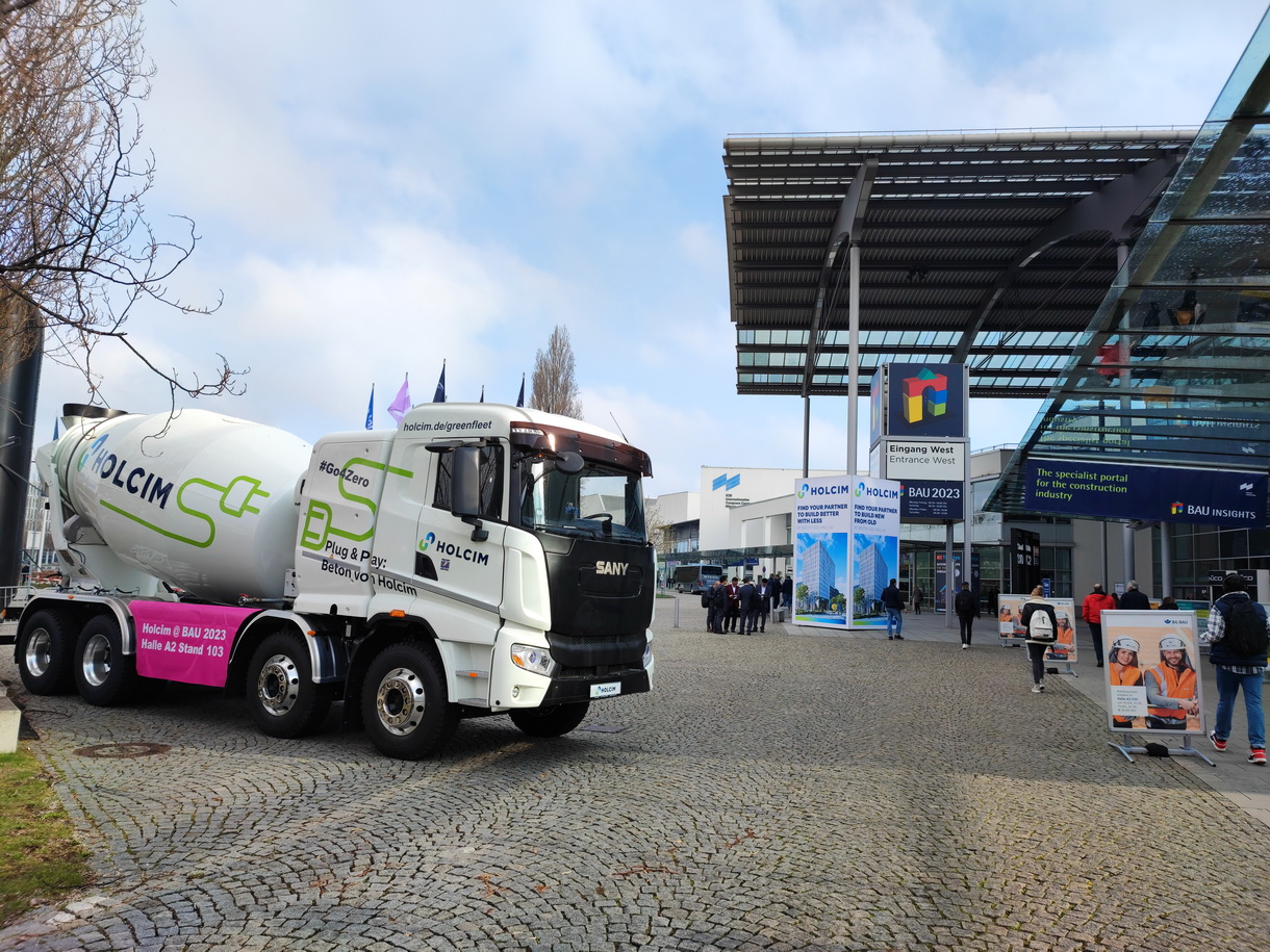 Une toupie Holcim à l'entrée du salon BAU 2023 à Munich