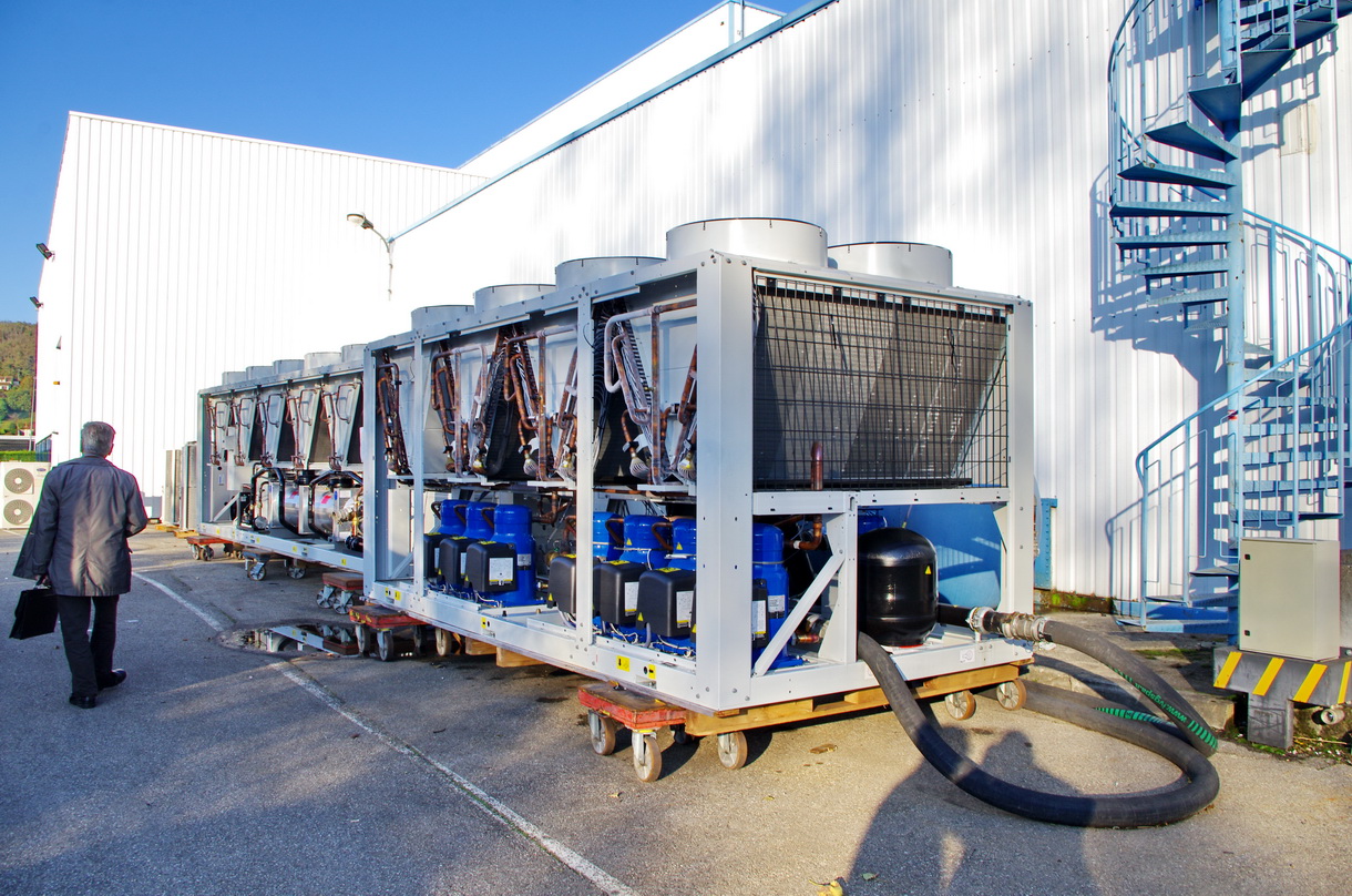 Groupe de production d'eau glacée Carrier à l'usine de Montluel