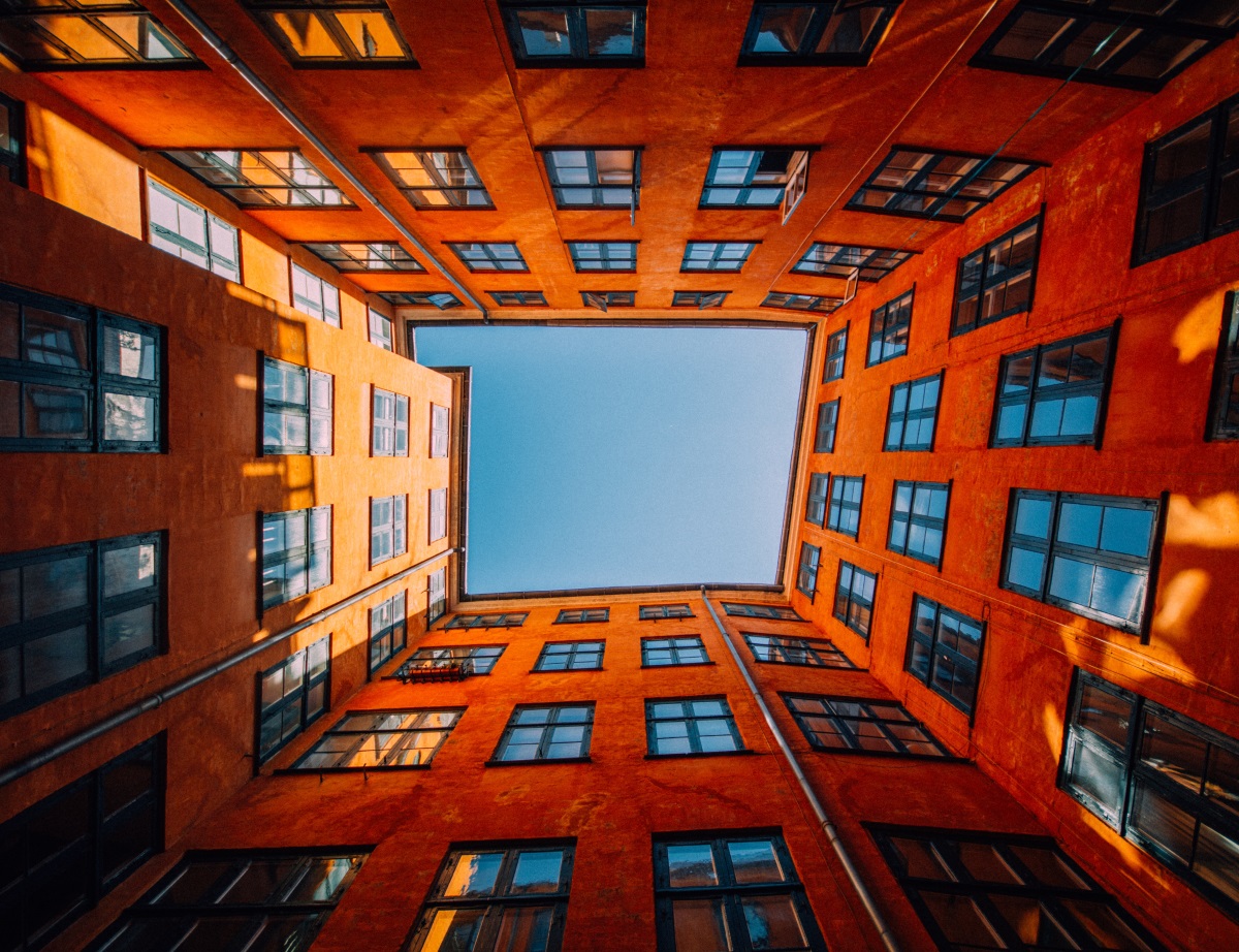 immeuble vu d'en bas, ouverture sur le ciel