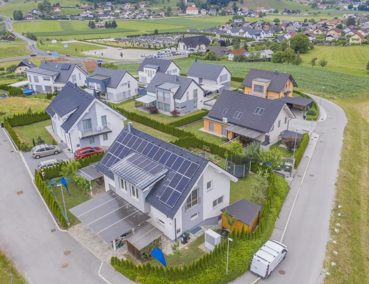 maison avec panneaux solaires dans un paysage rural, vue du ciel