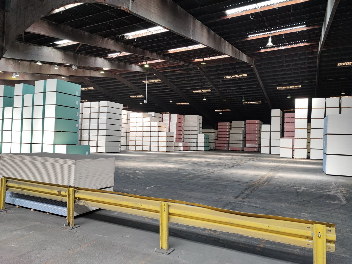 Des plaques de plâtre prêtes à lexpédition dans lespace de stockage de lusine Siniat dAuneuil
