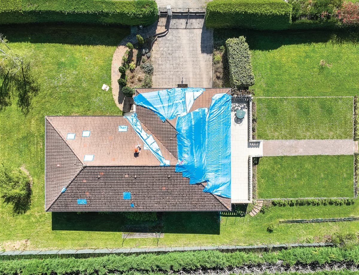Un toit abimé par la grêle, vu du ciel