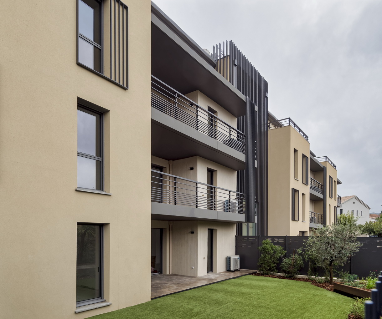 Des pompes à chaleur air/eau installées sur les balcons d'un immeuble neuf