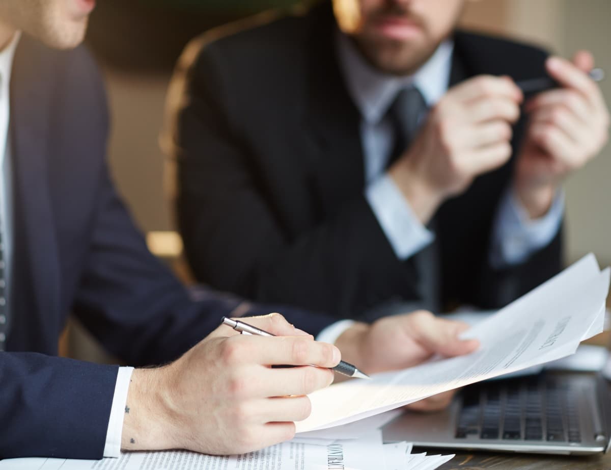 deux personnes discutant un contrat