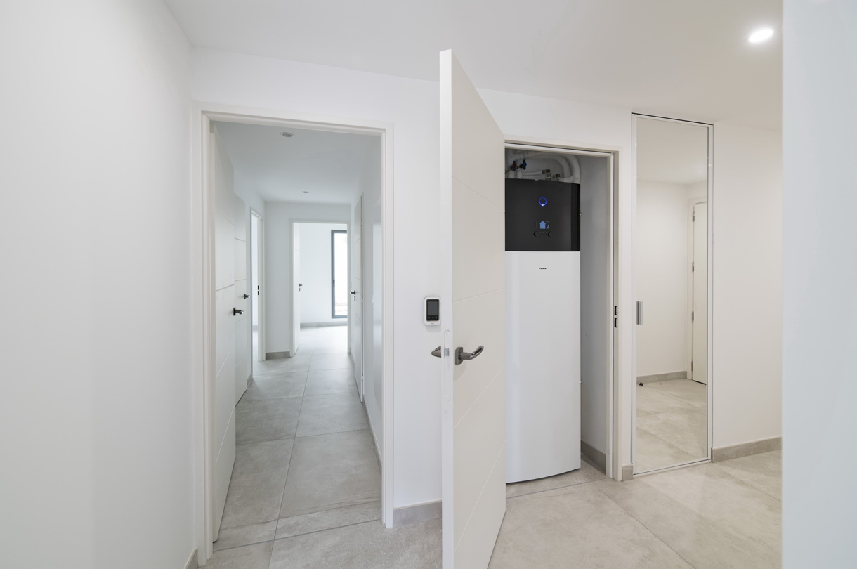 La nouvelle pompe à chaleur sur boucle d'eau Daikin Altherma 3WS installée dans un placard