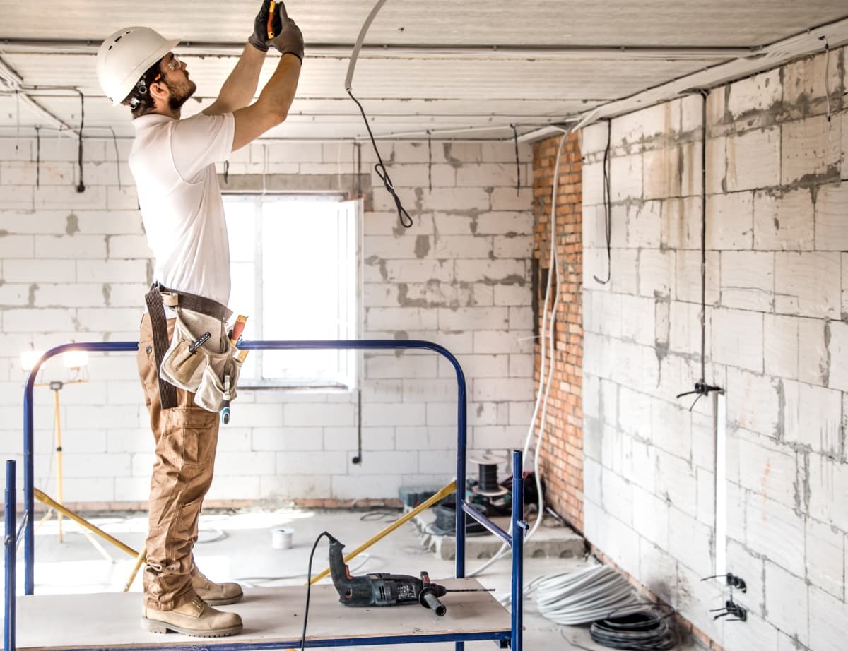 electricien travaillant sur une maison en cours de rénovation