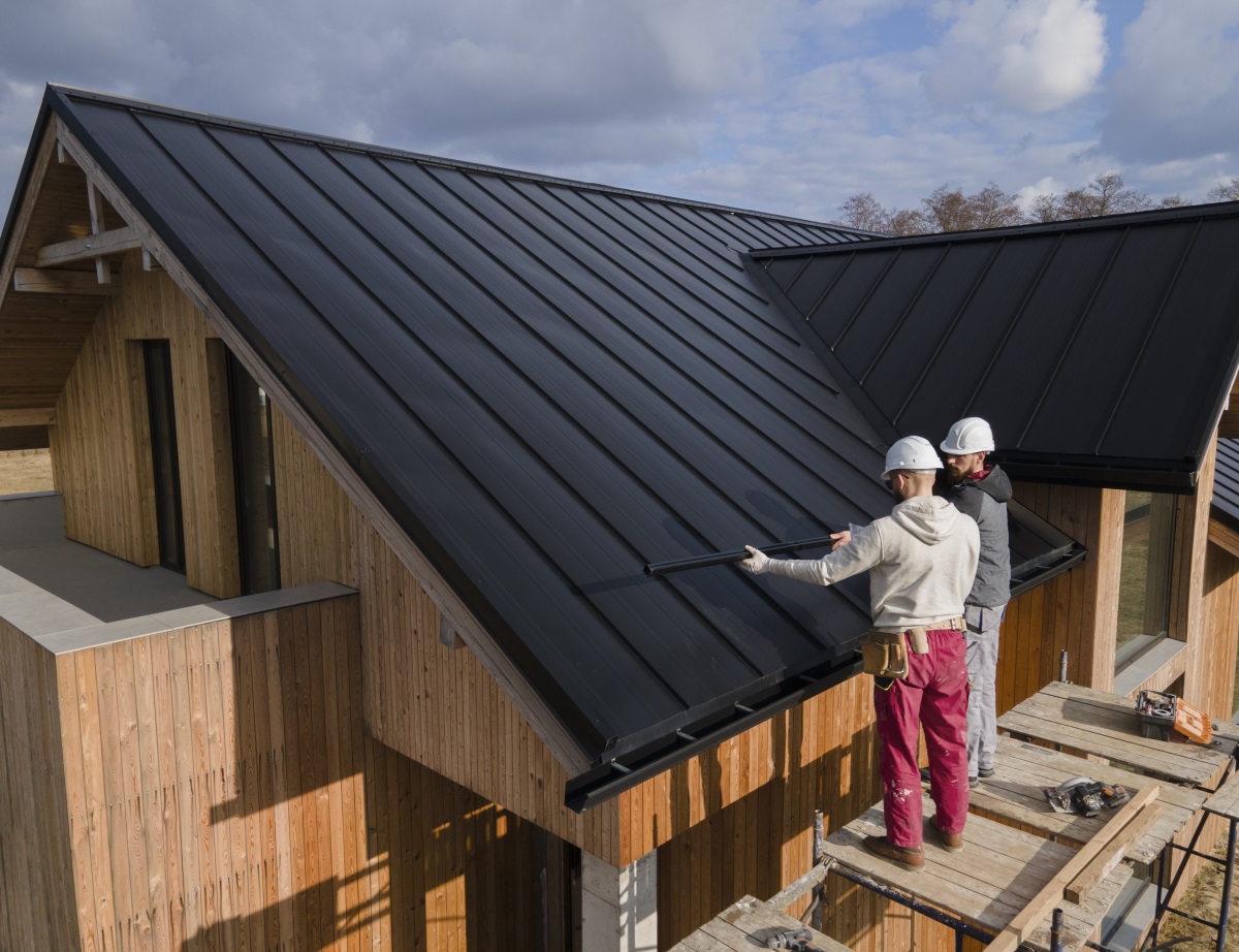 Deux couvreurs sur un toit