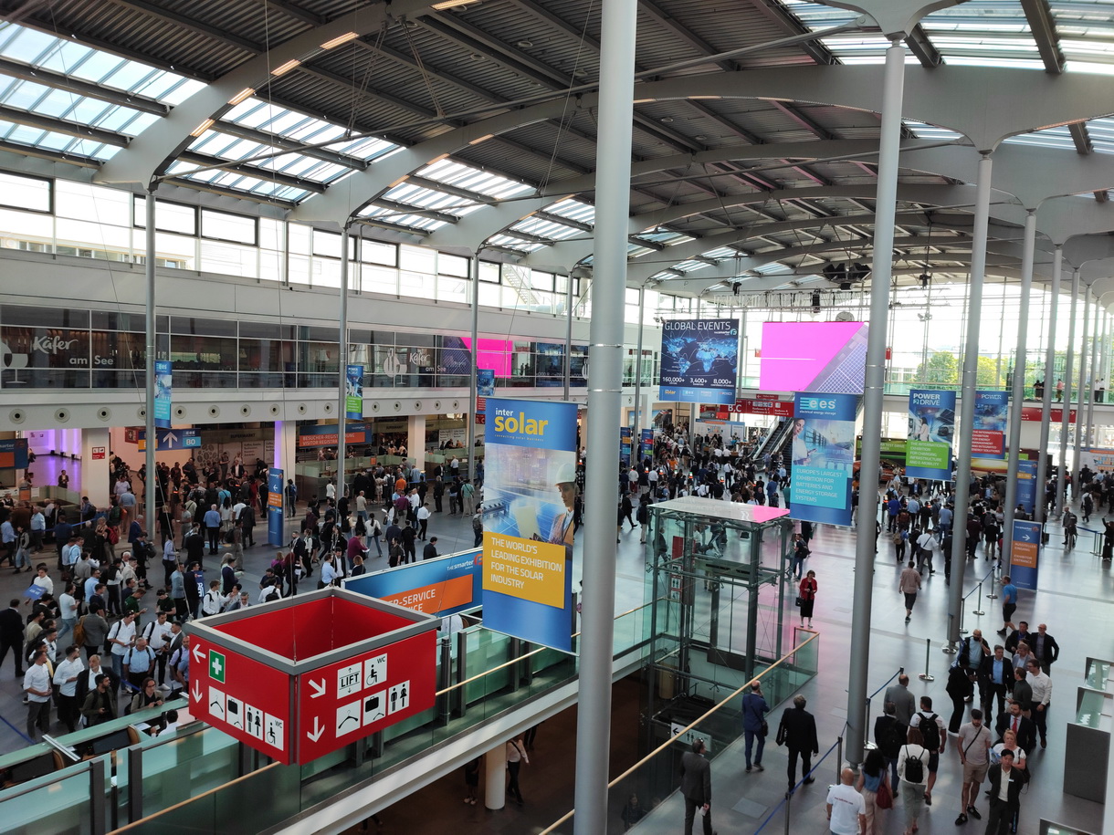 L'entrée de la foire de Munich à l'ouverture du salon Intersolar mardi 14 juin au matin