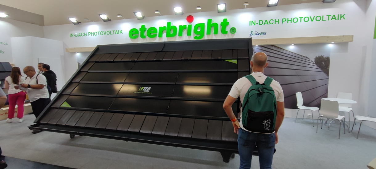 Le stand du taïwanais Eterbright à Intersolar qui propose des tuiles photovoltaïques