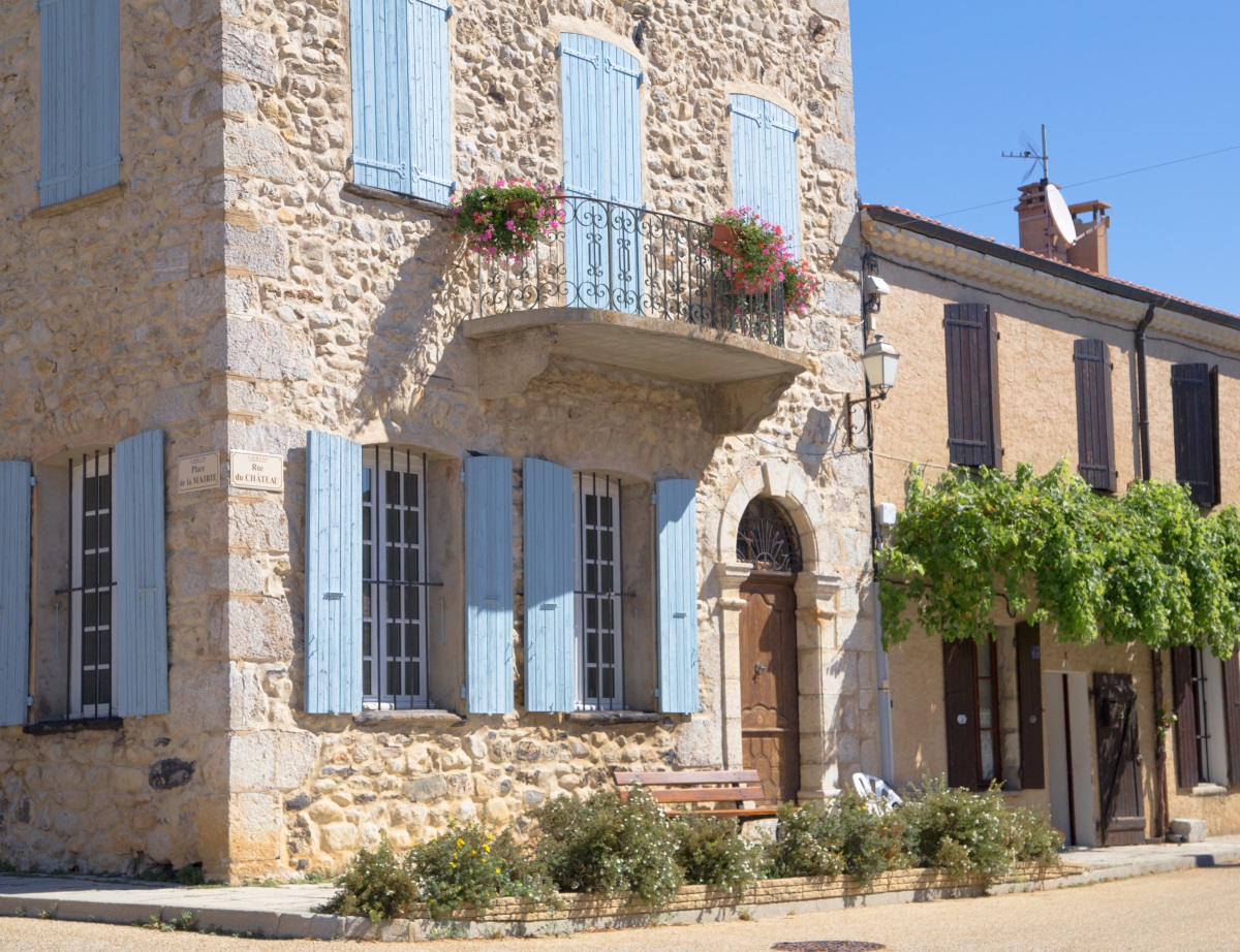 Bâtiments en pierre dans une rue médiévale