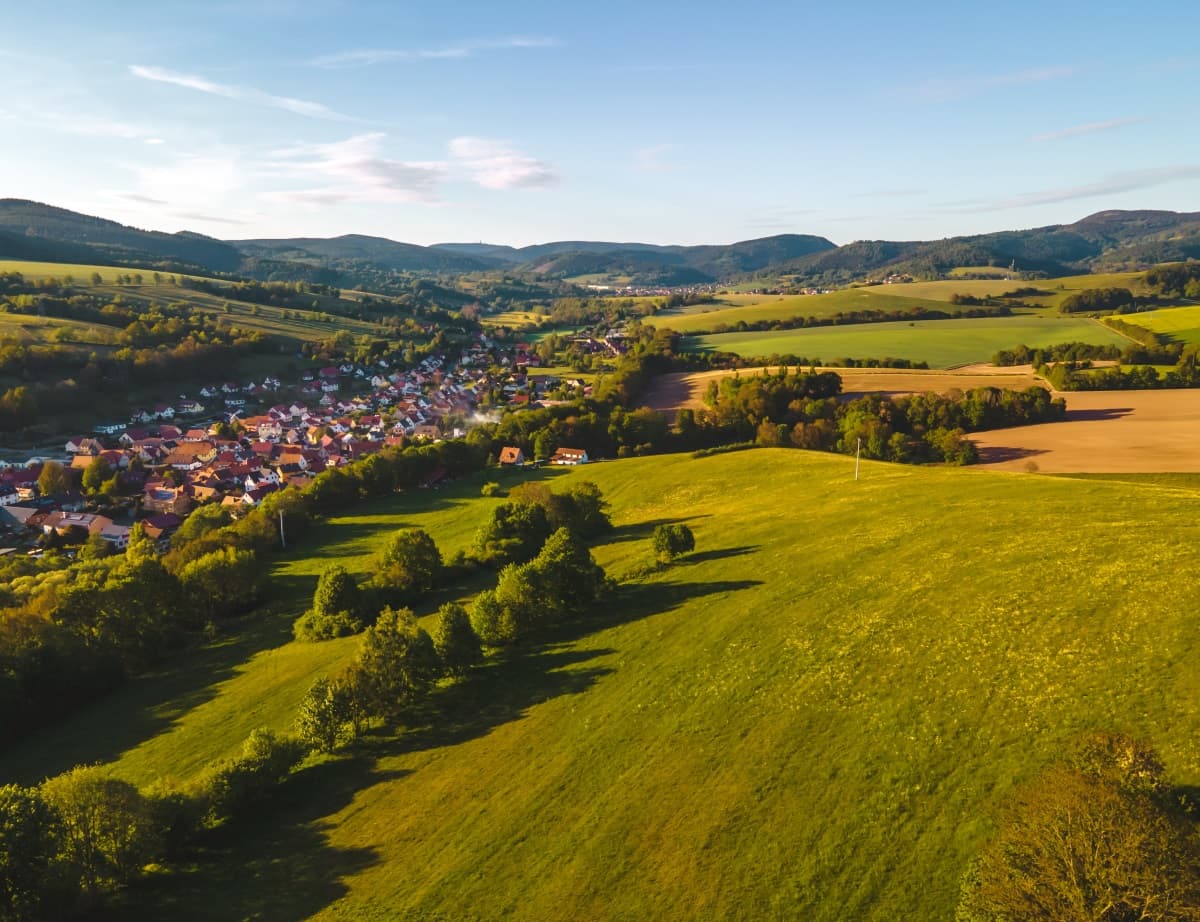 paysage avec un village dans la campagne