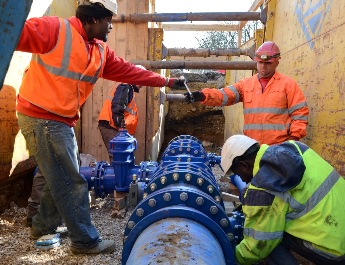 Réparation d'un réseau d'eau par des canalisateurs