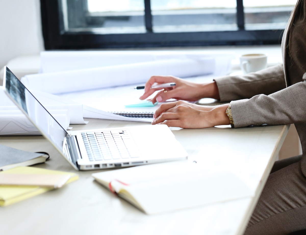 une femme d'affaire fait ses comptes