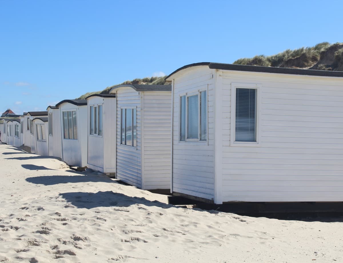 Des bungalows alignés sur une plage