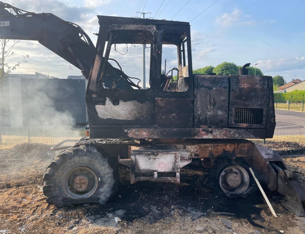 une tractopelle brulée pendant les émeutes