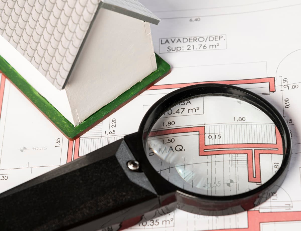 plans de maisons regardés à la loupe