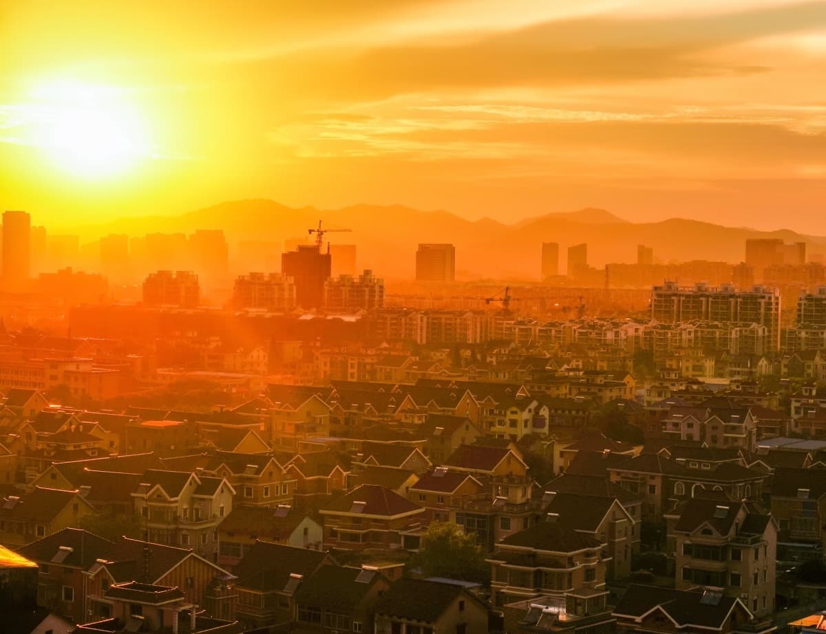 ville surplombée par le soleil couchant