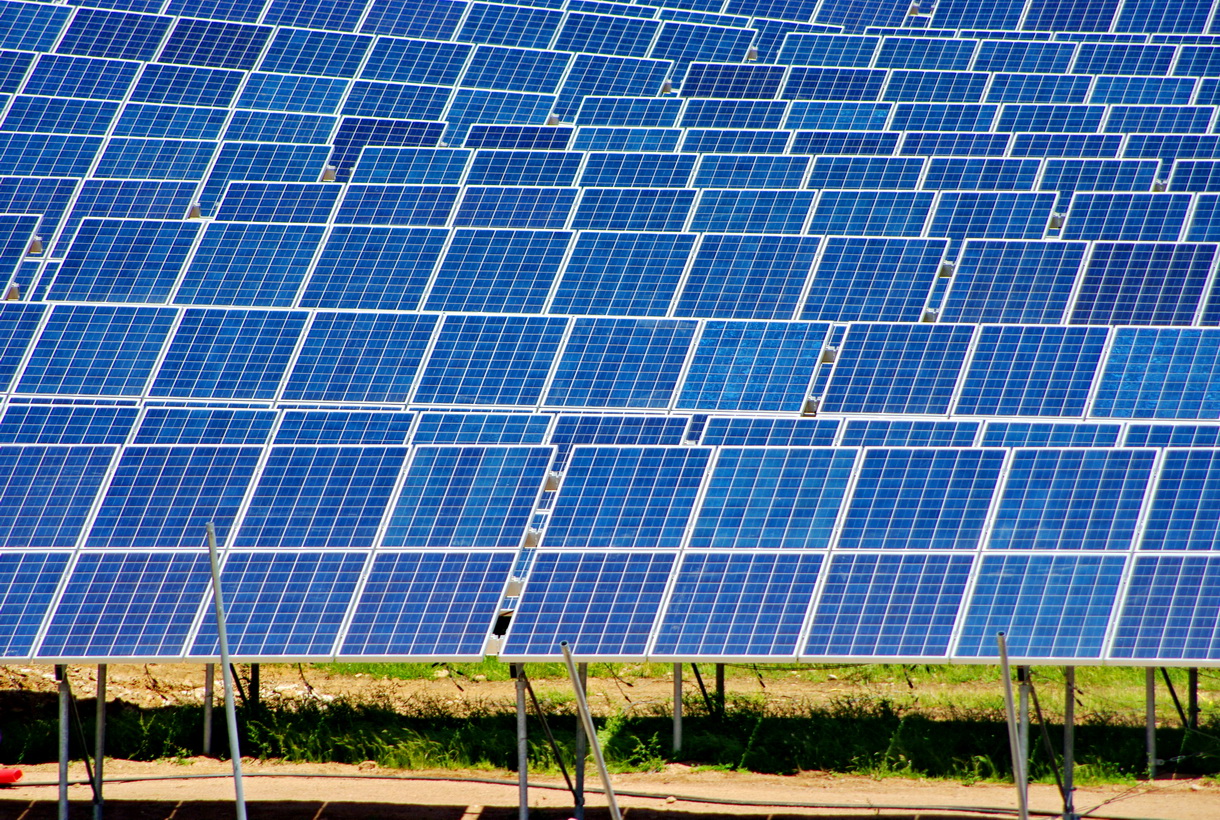 Un champ photovoltaïque en pleine campagne