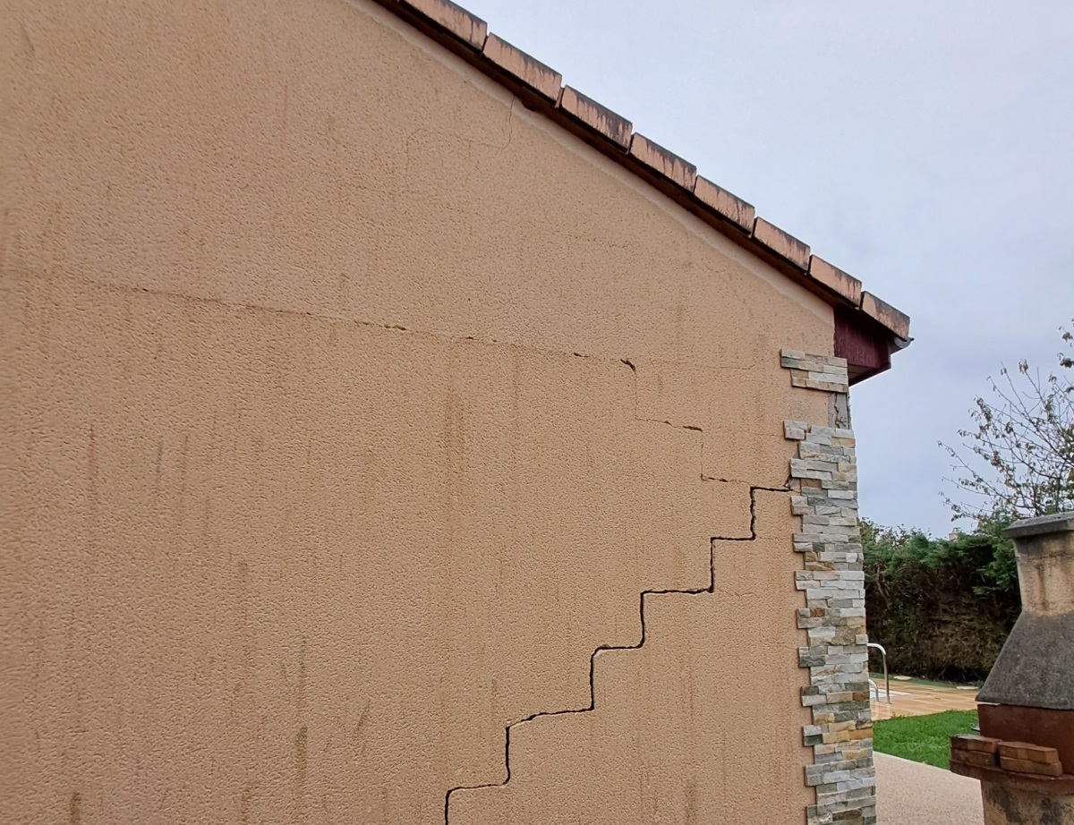 Fissures apparentes sur une maison