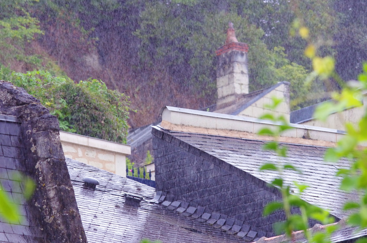 Une forte pluie tombant sur un toit d'ardoises
