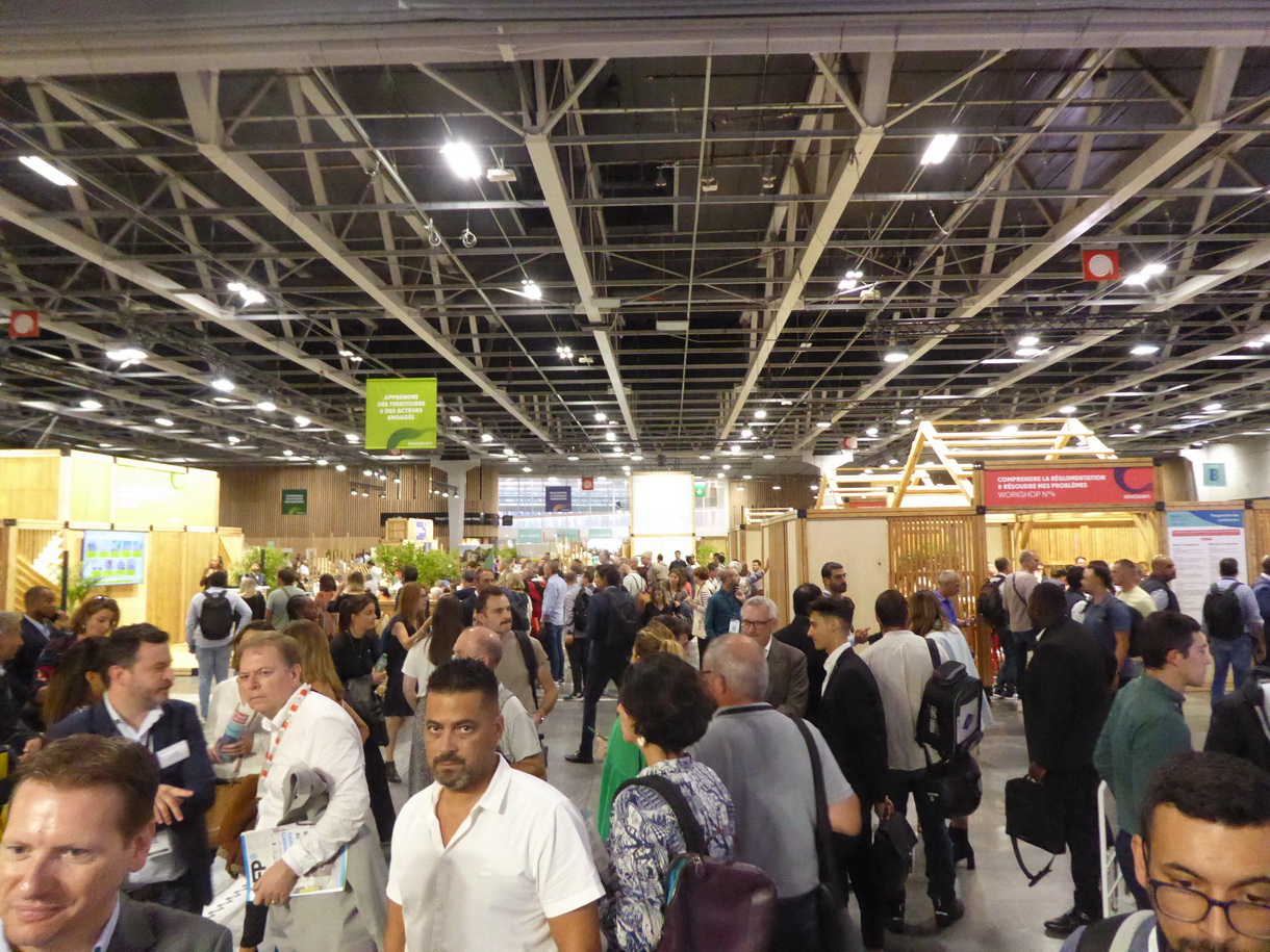 Il est 10 heures du matin, au premier jour du salon Renodays à Paris, la foule se presse dans l'allée centrale